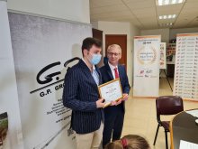 Министър Николай Денков връчи награда на 17-годишния Огнян Траянов, създал онлайн речник на архаичните думи в езика ни