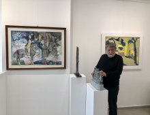 Вежди Рашидов подрежда свои картини в изложба заедно с приятели