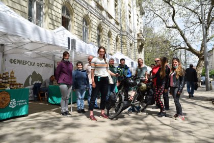 Dutch Lady Cycles to Tokyo to Promote Regenerative Farming, Stops over at Sofia Farmers' Market