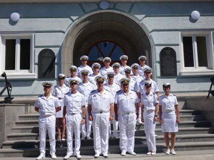 350 студенти и 17 курсанти от Висшето военноморско училище „Никола Йонков Вапцаров“ получиха своите дипломи и пагони 350 студенти и 17 курсанти от Висшето военноморско училище „Никола Йонков Вапцаров“ получиха своите дипломи и пагони