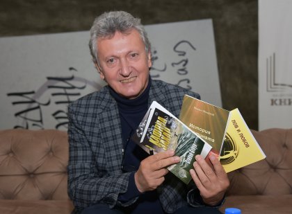 Голям интерес към книгите на почетния консул на България в Намибия Михаил Михайлов Голям интерес към книгите на почетния консул на България в Намибия Михаил Михайлов