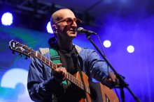 След двайсет години раздяла, и за мен и за Момчил, е повече от вълнуващо да се качим на една сцена довечера в Бургас, коментира Дони