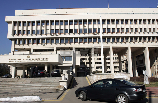 Посолството ни в Букурещ има готовност да издава служебна бележка на желаещите да гласуват български граждани във връзка с ограничителните мерки срещу коронавируса Посолството ни в Букурещ има готовност да издава служебна бележка на желаещите да гласуват български граждани във връзка с ограничителните мерки срещу коронавируса